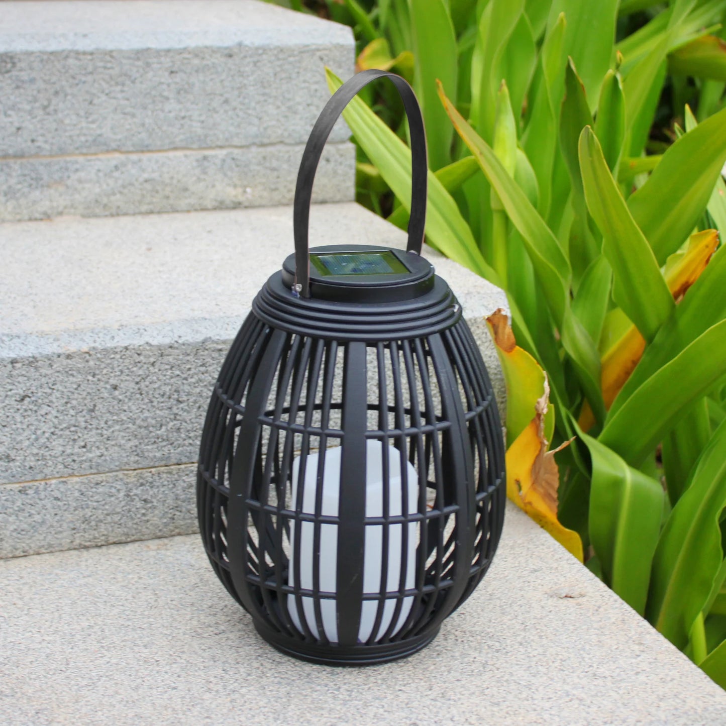 Solar Garden Lantern LED Outdoor Solar Lantern Waterproof Decorative Rattan Lantern For Patio Pathway Courtyard