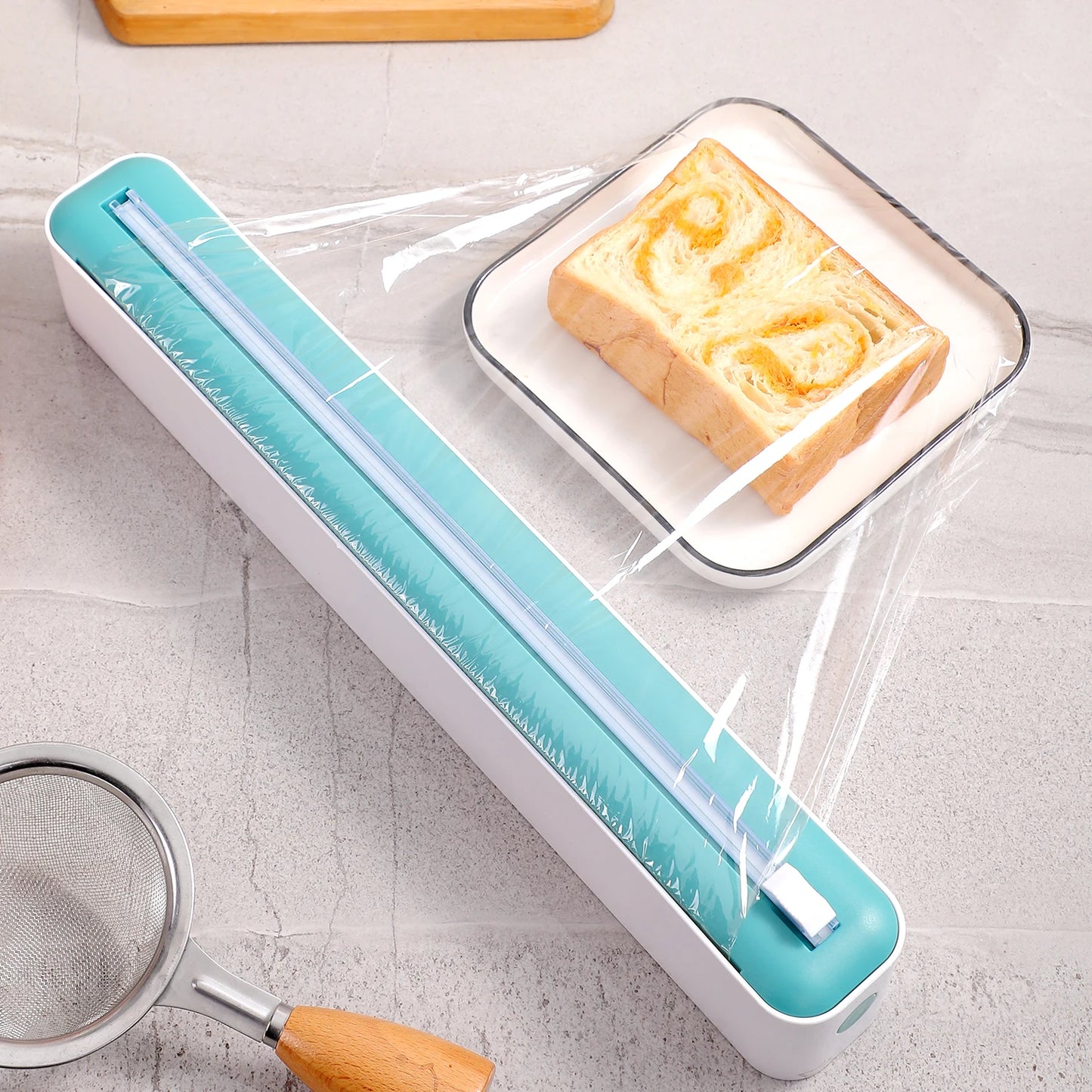 Household multi-functional cling film cutter, tear-free sliding cutter suitable for plastic cling film and aluminum foil.