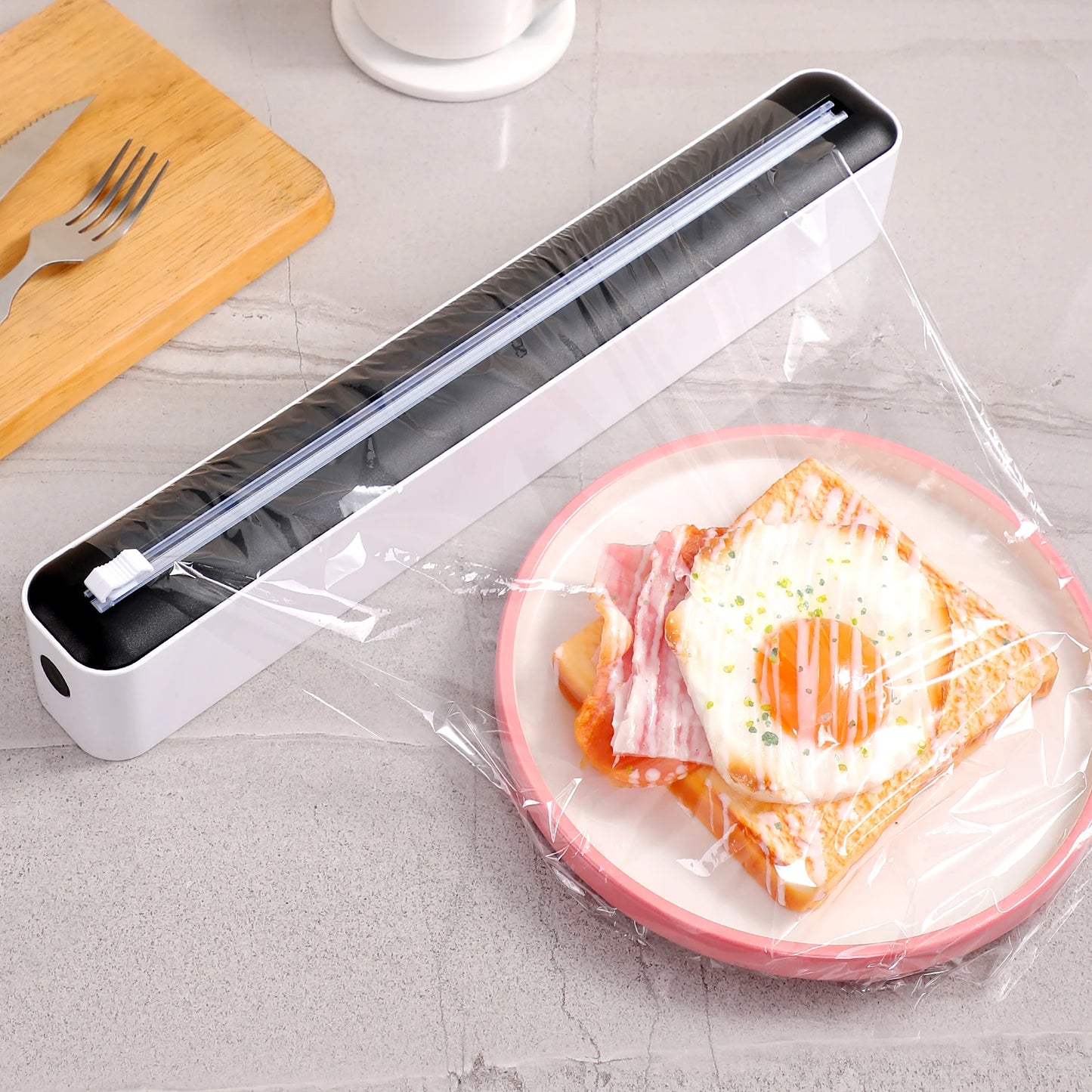 Household multi-functional cling film cutter, tear-free sliding cutter suitable for plastic cling film and aluminum foil.